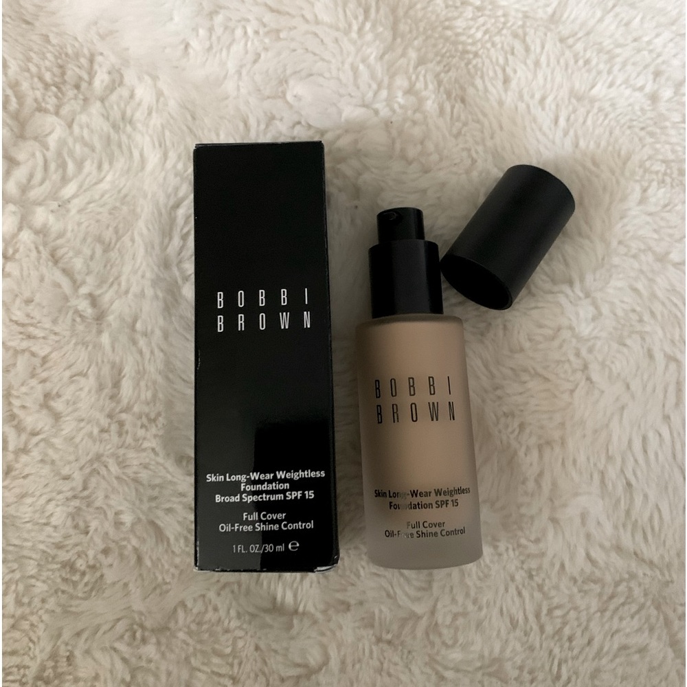 Bobbi Brown Skin Long-Wear Weightless Foundation SPF 15 in shade Sand